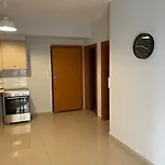 شقة υπέροχο με πάρκινγκ لاريسا